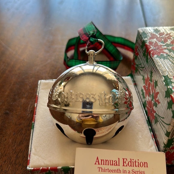 Wallace 1983 Annual Bell - Picture 2 of 3
